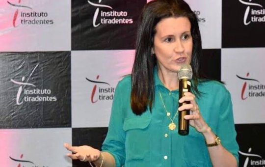 Renata Vidal parabeniza Osvaldo Lyra pelo título de cidadão de Salvador
