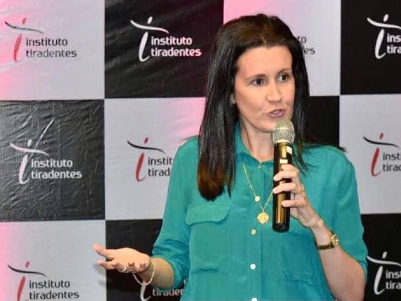 Renata Vidal parabeniza Osvaldo Lyra pelo título de cidadão de Salvador