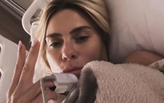 Carolina Dieckmann surpreende internautas ao postar fotos no hospital