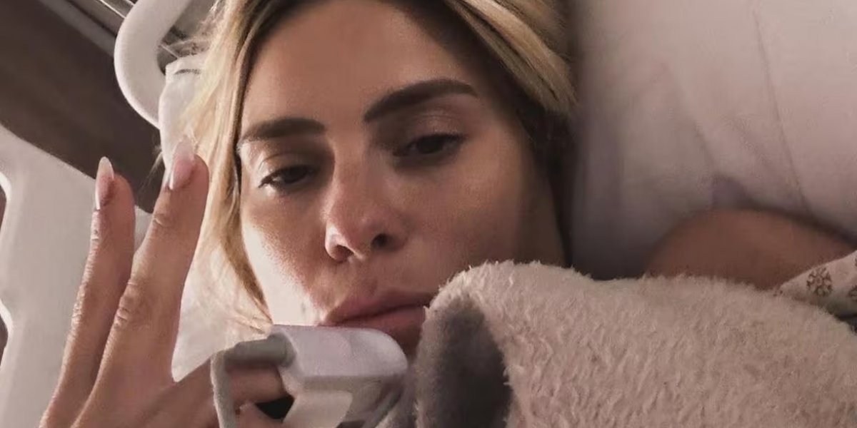 Carolina Dieckmann surpreende internautas ao postar fotos no hospital