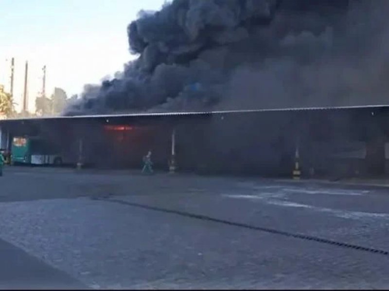 Incêndio em galpão próximo a empresa de ônibus, atinge coletivos 
