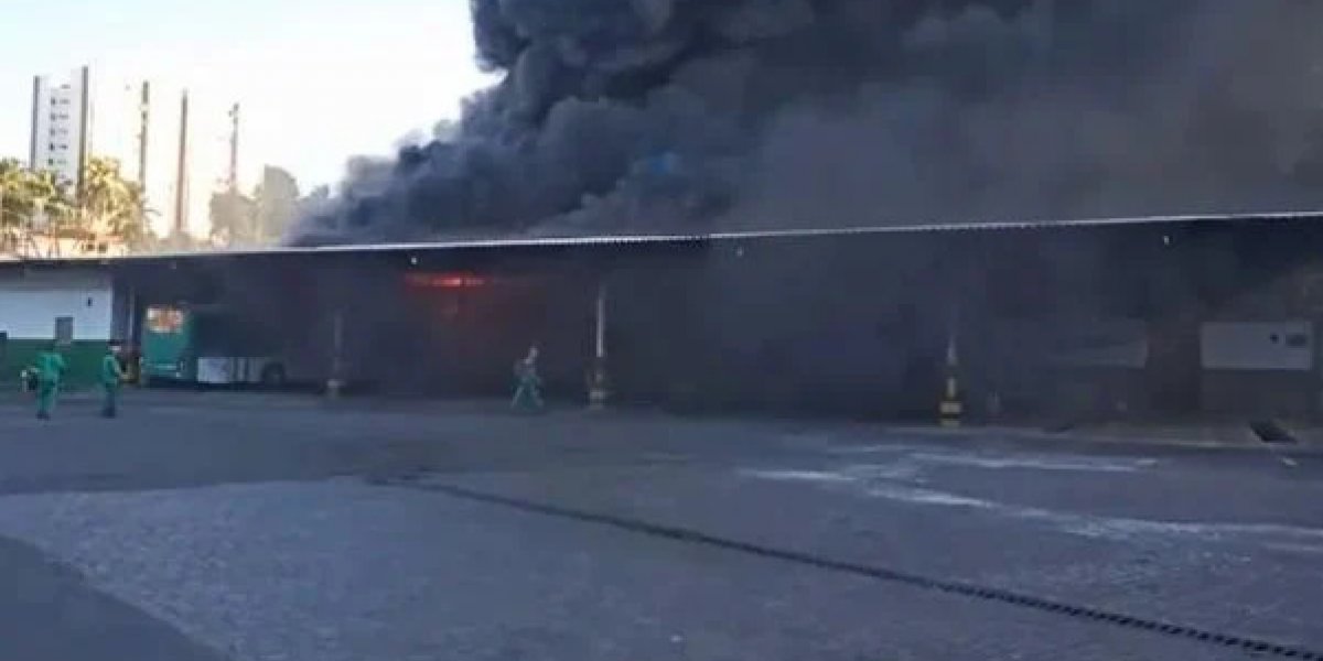 Incêndio em galpão próximo a empresa de ônibus, atinge coletivos