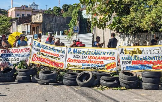 Moradores protestam por realocação em bairro próximo a mina em Maceió