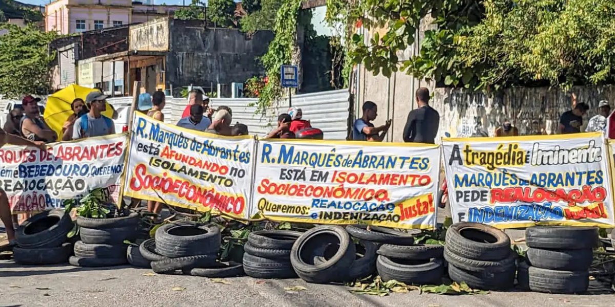 Moradores protestam por realocação em bairro próximo a mina em Maceió