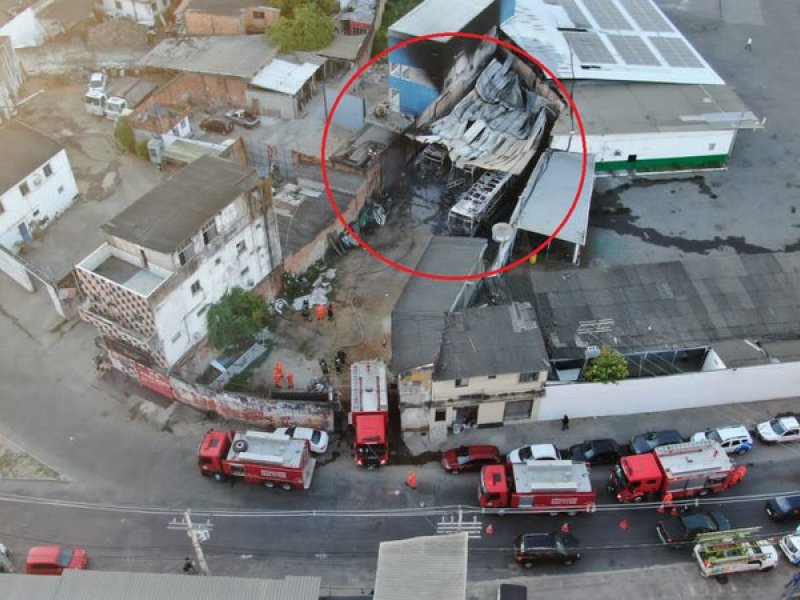 Ônibus ficam destruídos após incêndio na Avenida San Martin