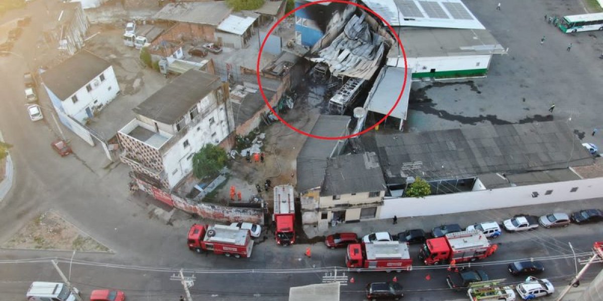 Ônibus ficam destruídos após incêndio na Avenida San Martin