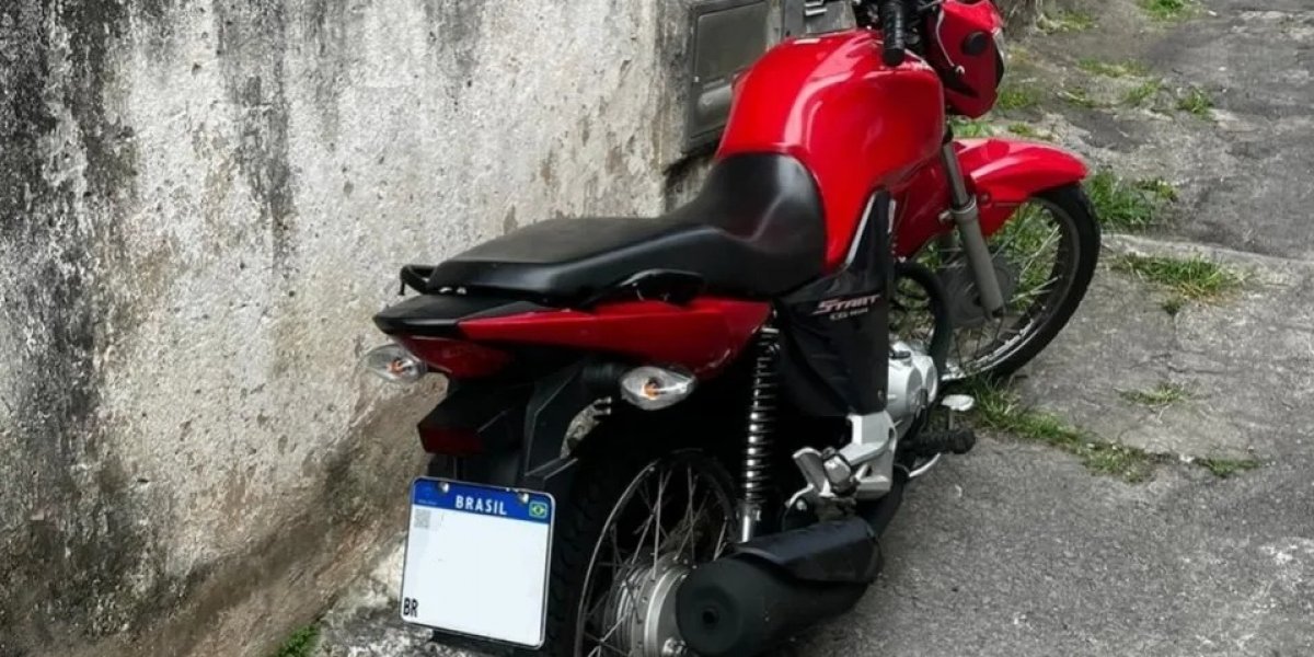 Moto roubada é recuperada pela PM-BA no bairro de São Caetano