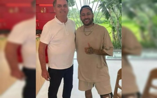 Bolsonaro presenteia Neymar com medalha de imbrochável, imorrível e incomível