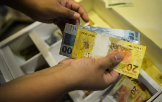 Endividamento atinge 76,6% das famílias brasileiras, mostra CNC