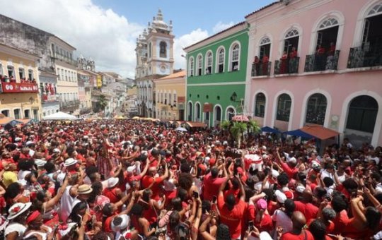 Durante a celebração de Santa Bárbara, pessoas passam mal com o calor