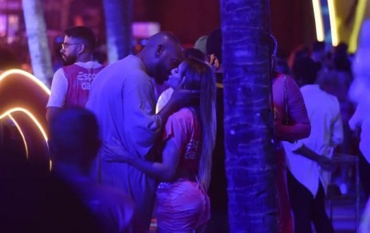 Ator de "As Branquelas" é visto aos beijos com Gabi Martins na "Farofa da Gkay"