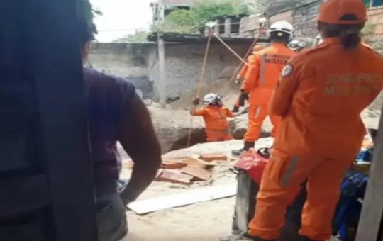 Homem morre após cair em buraco de 4 metros em quintal de casa