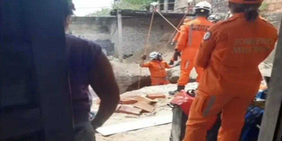Homem morre após cair em buraco de 4 metros em quintal de casa