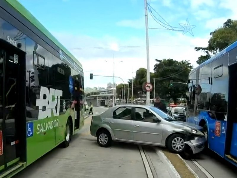 Motorista perde controle da direção e carro bate em BRT no Itaigara