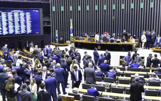 Políticos são apontados como menos confiáveis entre os brasileiros, diz pesquisa