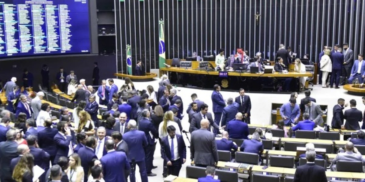 Políticos são apontados como menos confiáveis entre os brasileiros, diz pesquisa