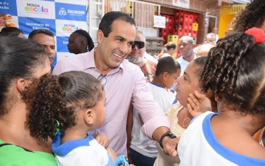 Bruno Reis assina a autorização para a reconstrução de escola em Paripe