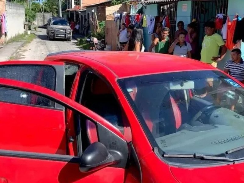 Gêmeos suspeitos de tráfico de drogas são mortos dentro de carro na Bahia