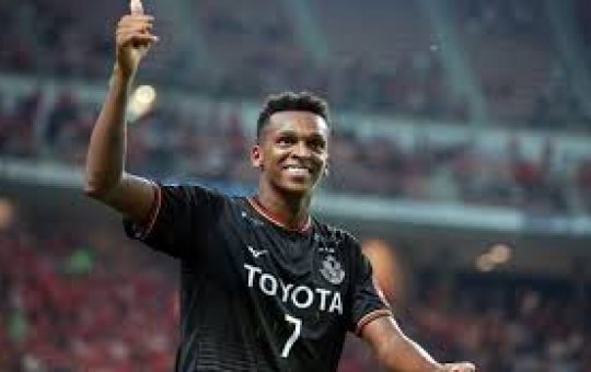 Jô quebra silêncio após irmã acusar jogador de cortar pensão dos pais