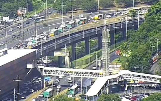 Via Bahia libera trecho da BR-324 após engavetamento envolvendo 6 carros