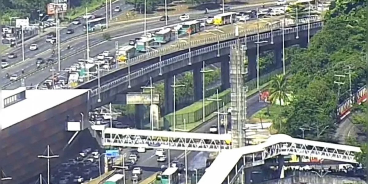 Via Bahia libera trecho da BR-324 após engavetamento envolvendo 6 carros