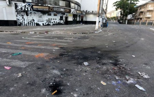 Após rebaixamento do Santos, entorno da Vila Belmiro amanhece devastado