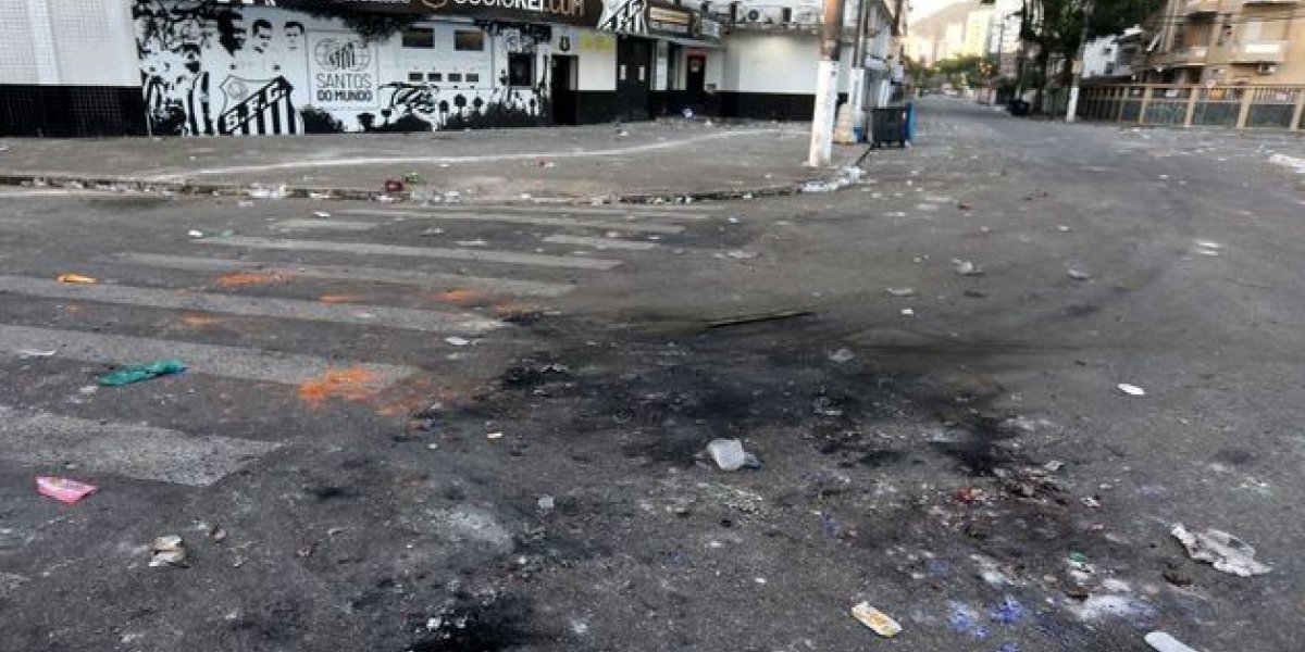 Após rebaixamento do Santos, entorno da Vila Belmiro amanhece devastado