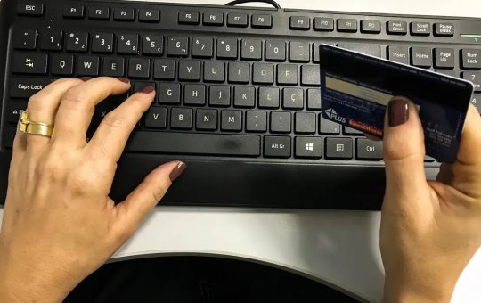 Em cada dez brasileiros, oito estão endividados