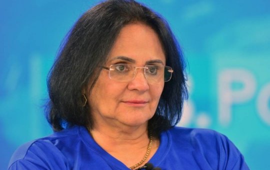 Damares Silva da entrada em hospital com paralisia facial