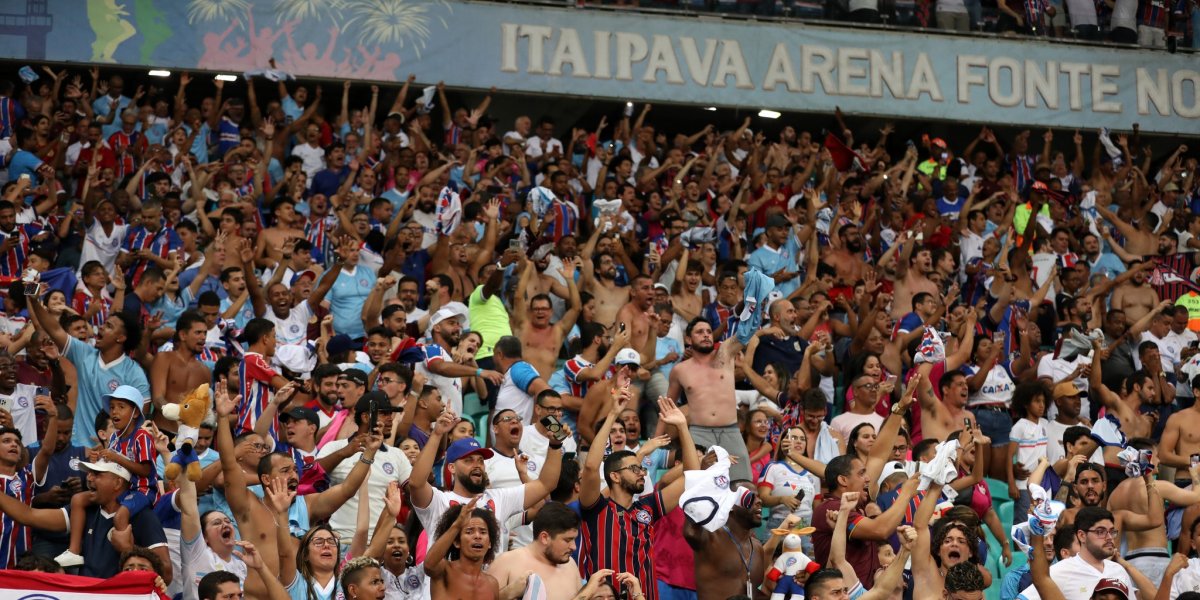 Torcedor do Bahia paga promessa e raspa o cabelo após permanência na série A