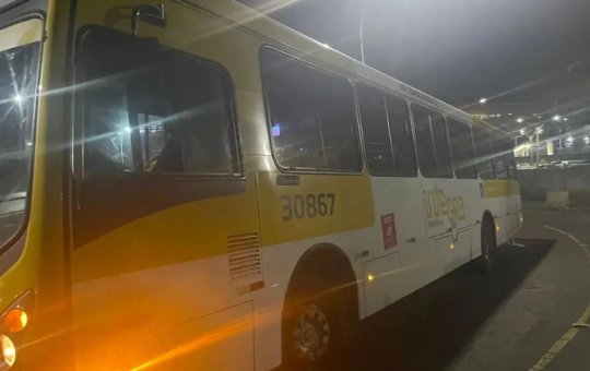 Homem invade garagem de ônibus, furta um coletivo, e é preso em Salvador