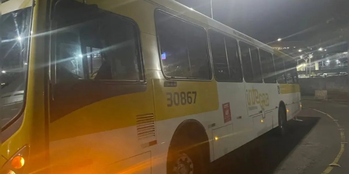 Homem invade garagem de ônibus, furta um coletivo, e é preso em Salvador