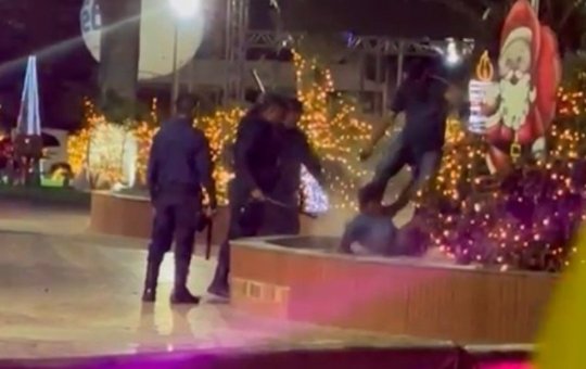 Guardas Municipais são afastados após espancarem homem em praça pública na Bahia