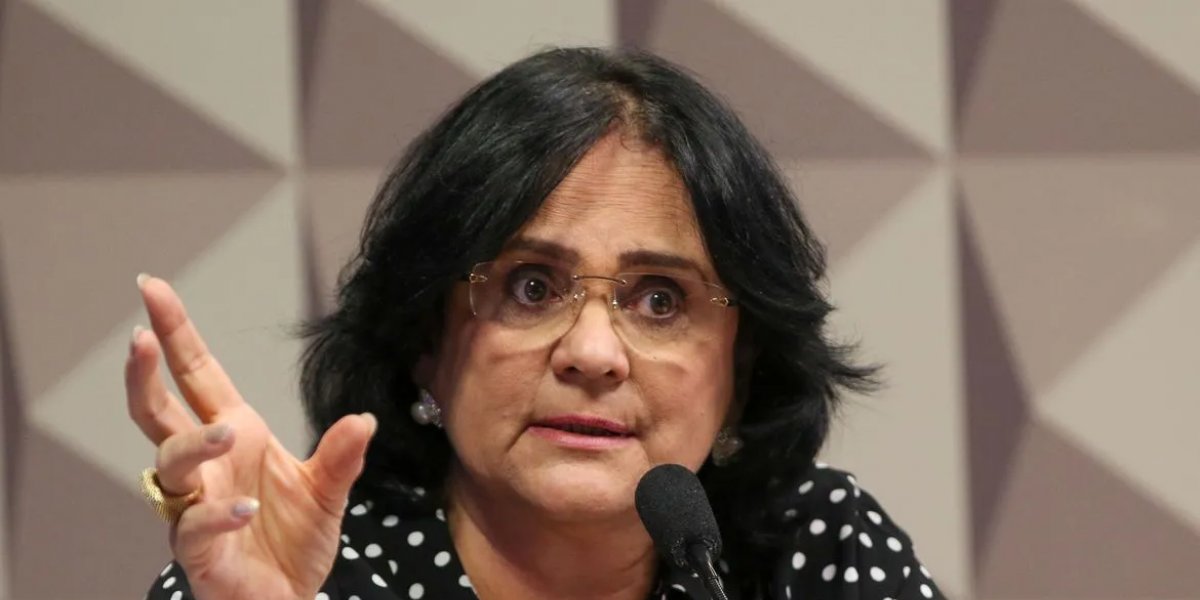 Damares recebe alta hospitalar após dois dias internada