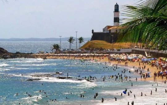 Após escorregar e bater a cabeça, idoso morre na praia do Farol da Barra