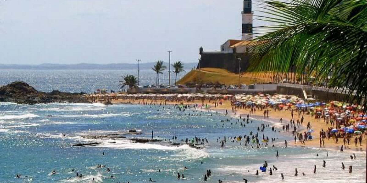 Após escorregar e bater a cabeça, idoso morre na praia do Farol da Barra