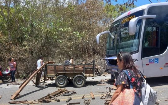 Ônibus colide com uma carretinha a caminho de Porto Seguro