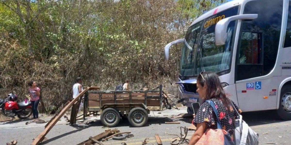 Ônibus colide com uma carretinha a caminho de Porto Seguro