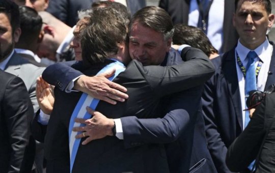 Bolsonaro é barrado após tentar sair em foto oficial de chefes de Estado