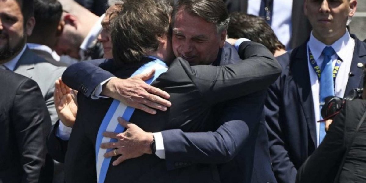 Bolsonaro é barrado após tentar sair em foto oficial de chefes de Estado