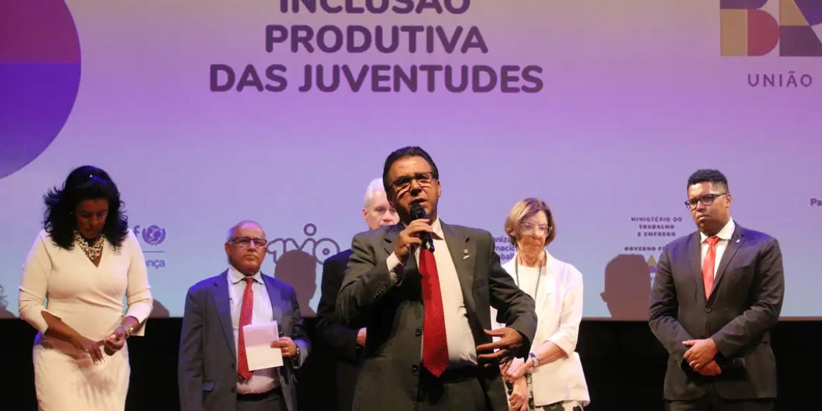 Ministro do Trabalho cobra empresas para melhorarem média salarial