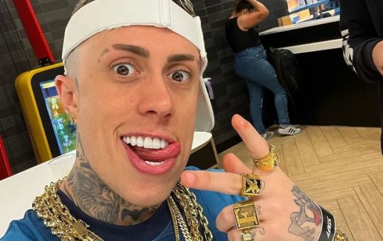 "Estou solteiro", diz Mc Daniel após affair com influenciadora