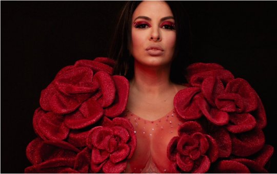 Alinne Rosa aposta em look ousado e comanda multidão no Carnatal 2023