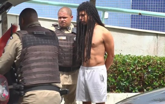 Norte-americano que esfaqueou namorada e taxista morre após cair de janela