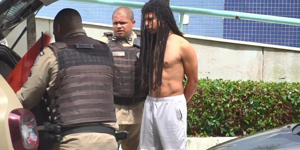 Norte-americano que esfaqueou namorada e taxista morre após cair de janela