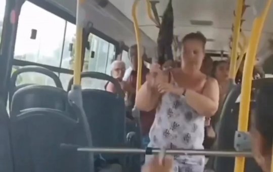 Duas senhoras são vistas brigando em ônibus por causa de uma sombrinha