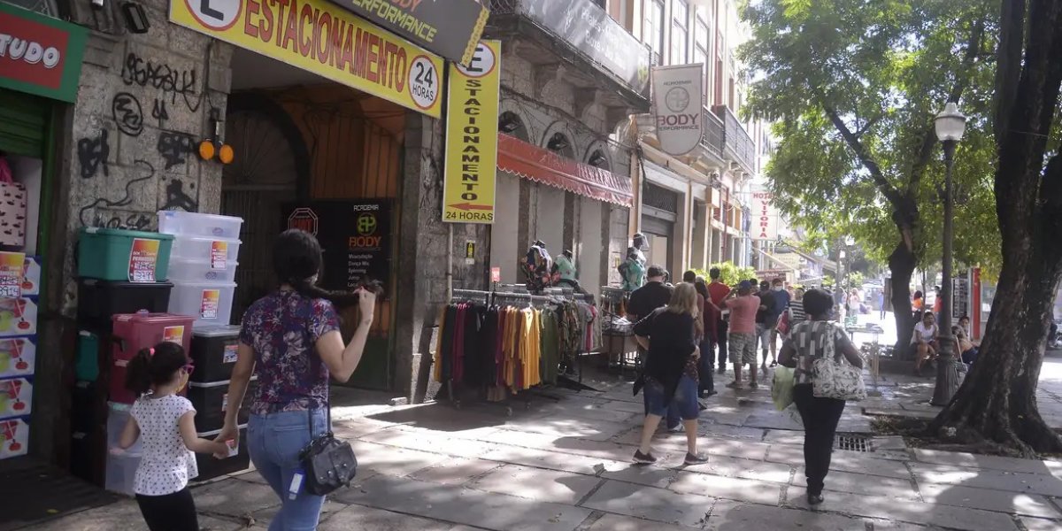 Comércio varejista recua 0,3% em outubro, diz IBGE