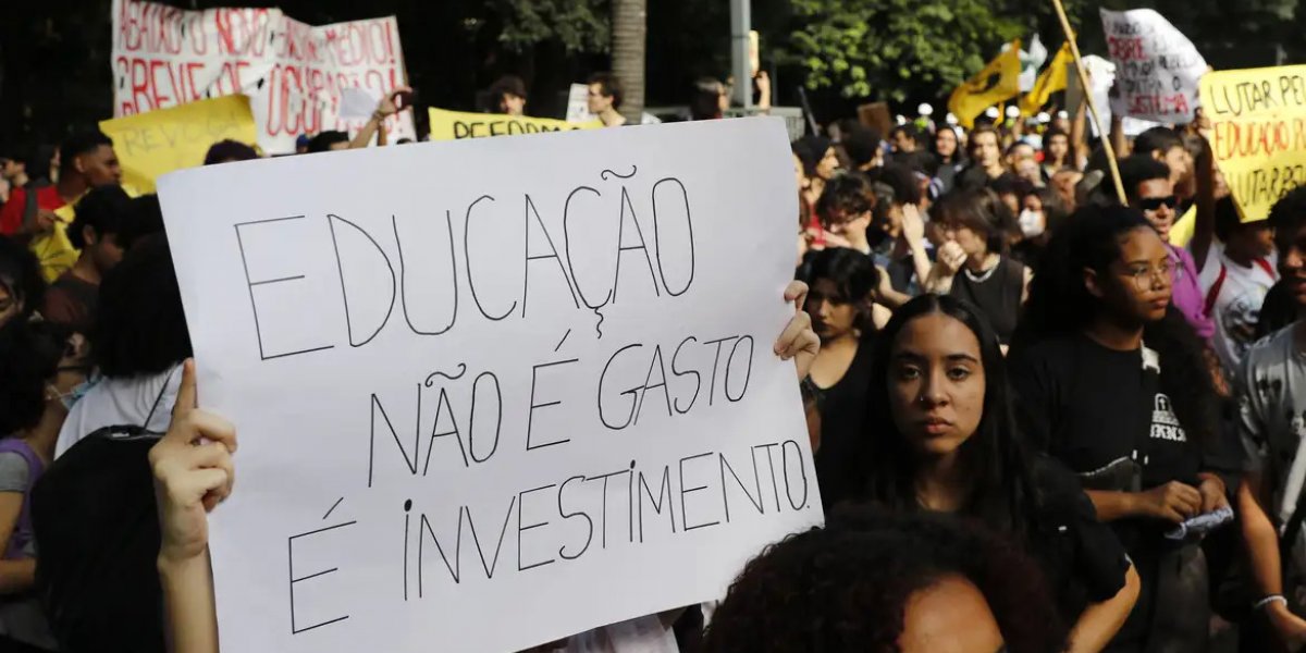 MEC pede 2,4 mil horas de formação básica no ensino médio