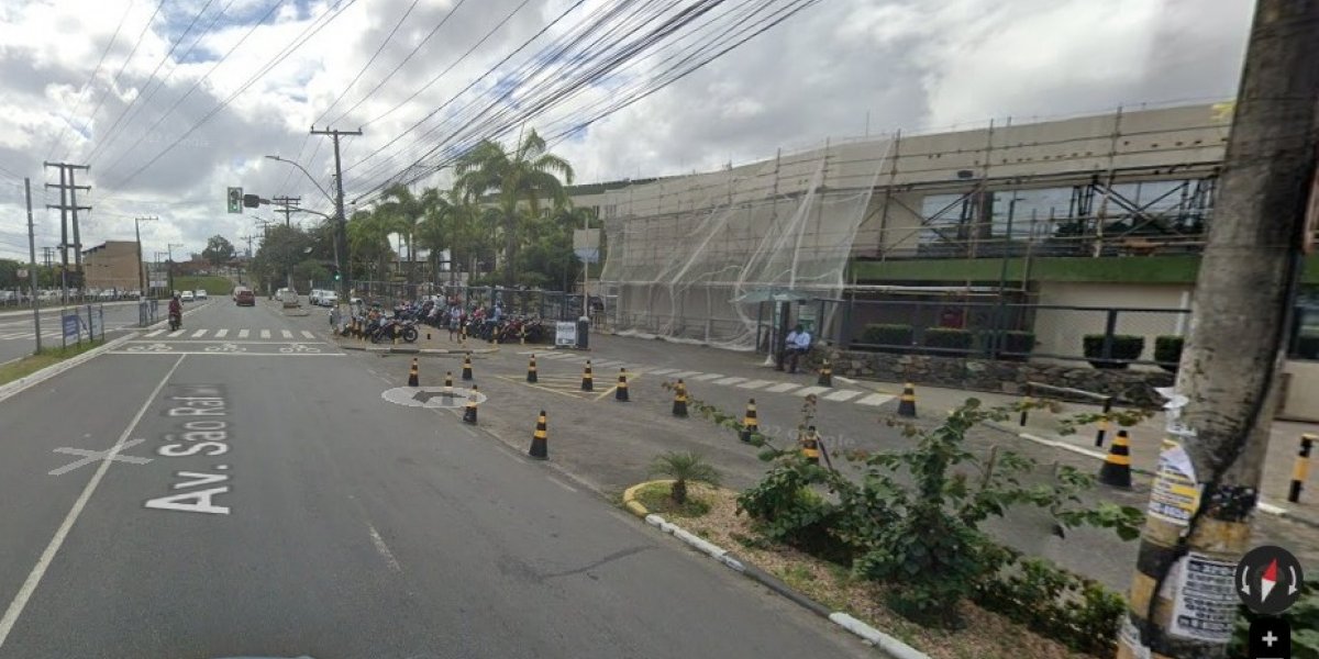 Carro bate em posta e provoca congestionamento na Avenida São Rafael