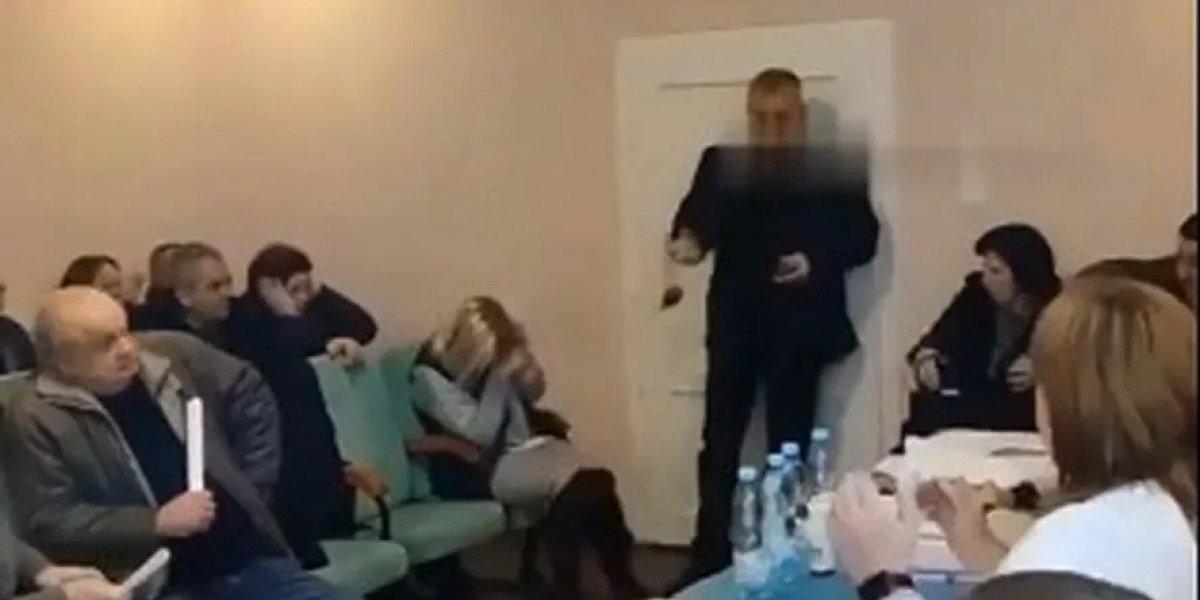 Deputado ucraniano explode granadas durante reunião de prefeitura, veja